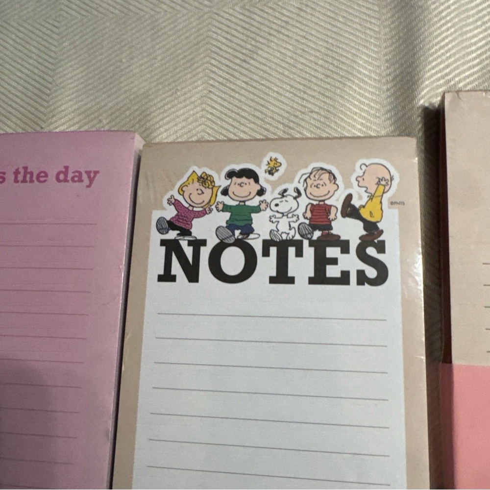 Snoopy Themed Notepad Set - Picture 2 of 6